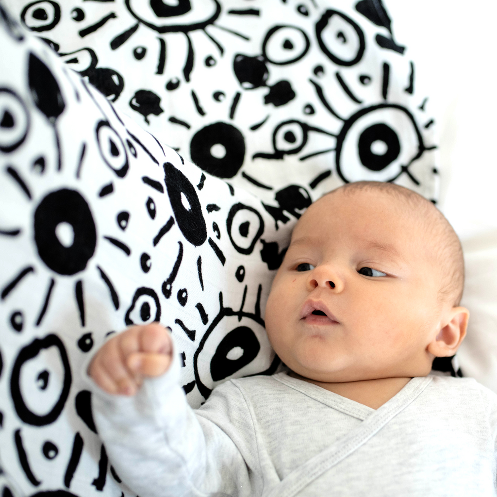 Patterned muslin blanket | Sensory print for newborns | Etta Loves